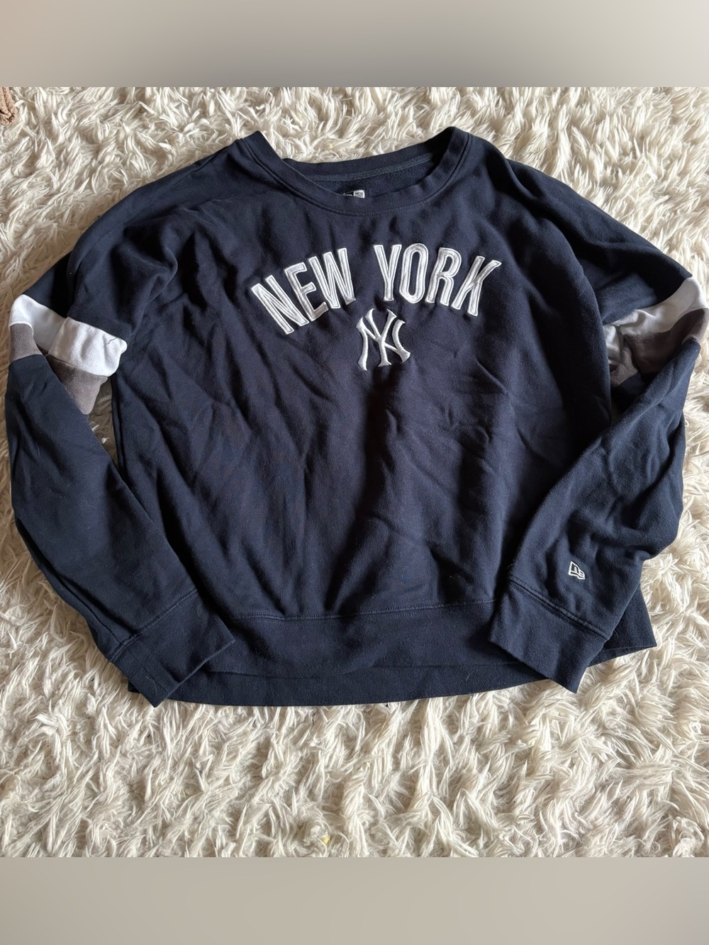 New Era Womanโs 'New York Yankees Crewneck Sweater